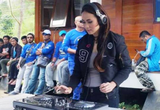 Aksi Lovely Genia Sang DJ Cantik di PON XIX