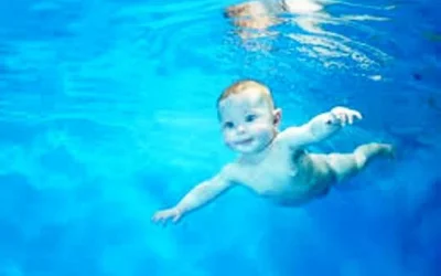 Berenang Dan Manfaatnya Bagi Perkembangan dan Kecerdasan Bayi
