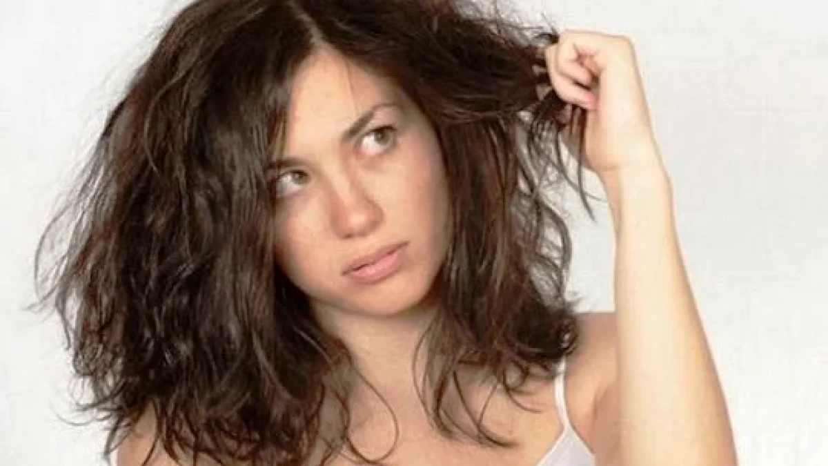 Tips Mengatasi Rambut Kering Secara Alami dan Faktor Penyebabnya
