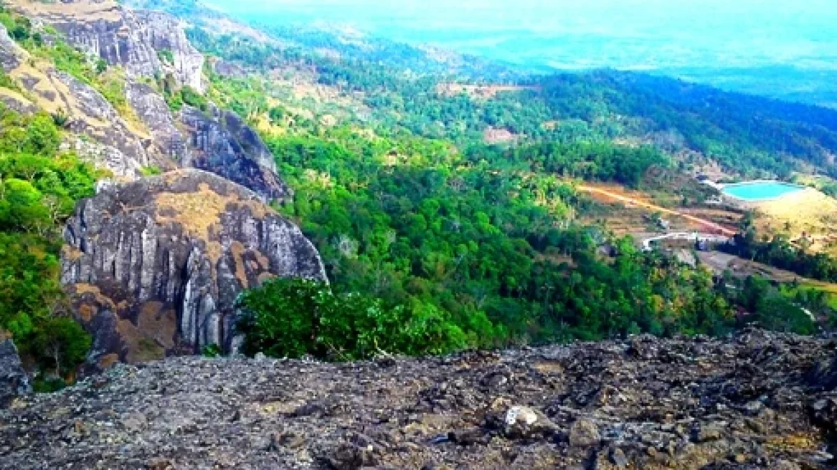 Tempat Wisata Di Jogja Yang Asik Untuk Foto Selfie: Gunung Api Purba Nglanggeran Dengan Gugusan Batu Kokohnya