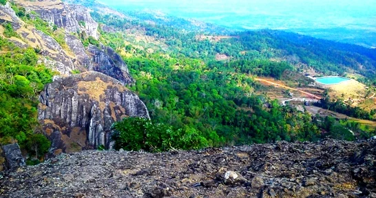 Tempat Wisata Di Jogja Yang Asik Untuk Foto Selfie: Gunung Api Purba Nglanggeran Dengan Gugusan Batu Kokohnya
