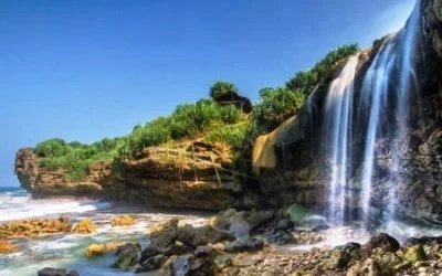 Tempat Wisata di Jogja yang Asik untuk Selfie: Pantai Jogan Yogyakarta dengan Air Terjun Indahnya