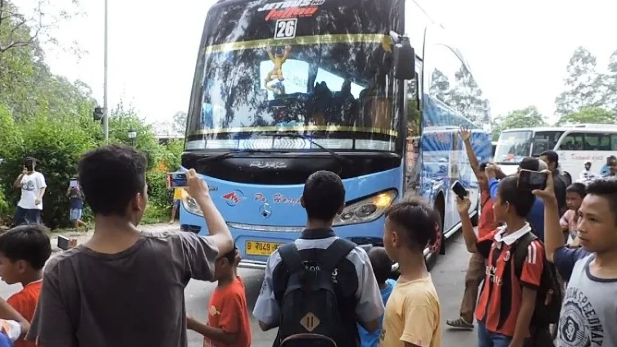 DP BBM Kata-Kata OM TELOLET OM, Meme Lucu Klakson Bis Bikin Ngakak