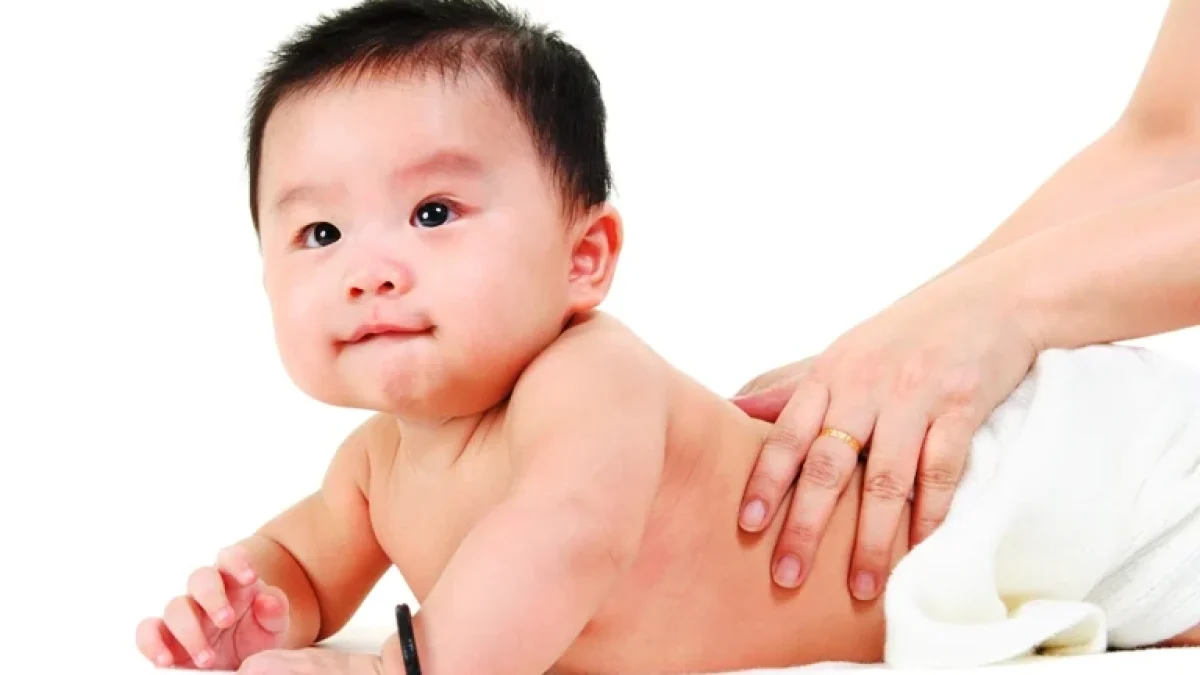 Pemijatan Terhadap Bayi Mulai Kaki – Punggung Dengan Kasih Sayang.