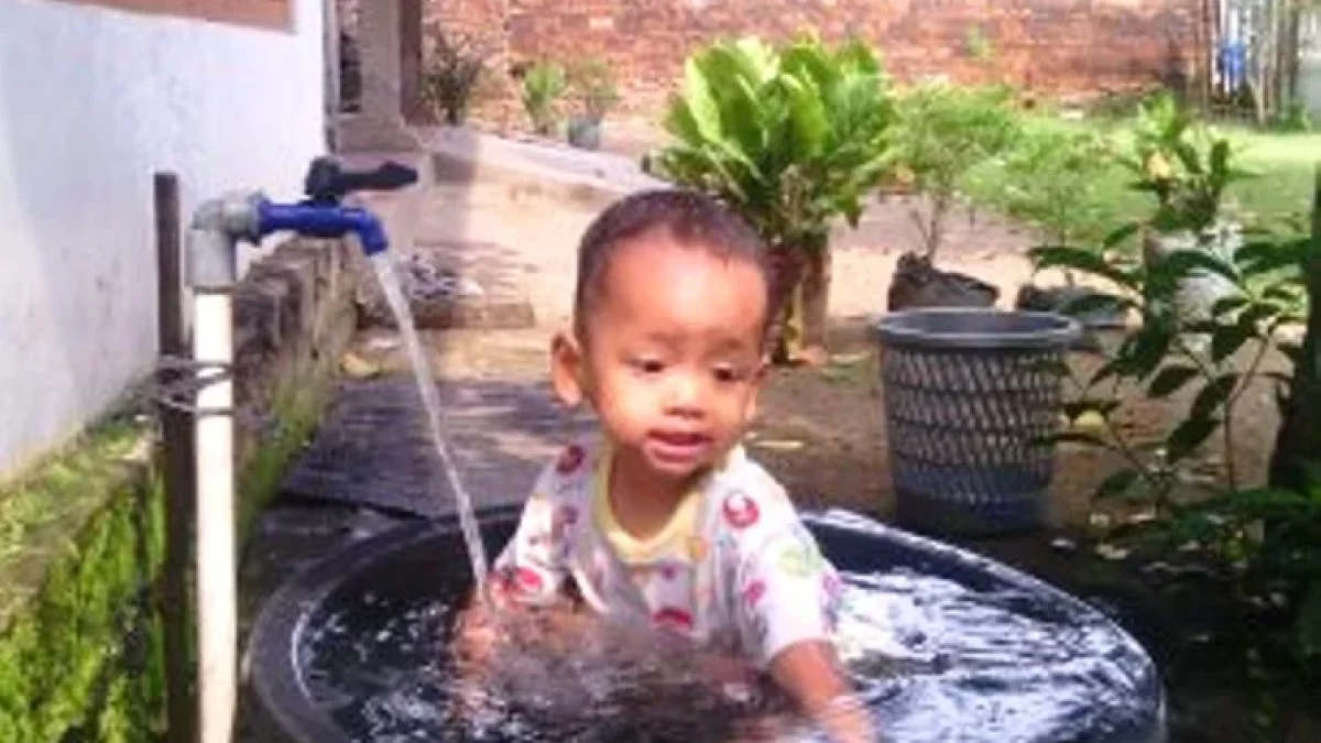 Tips Mengajari Anak Mandi Sendiri