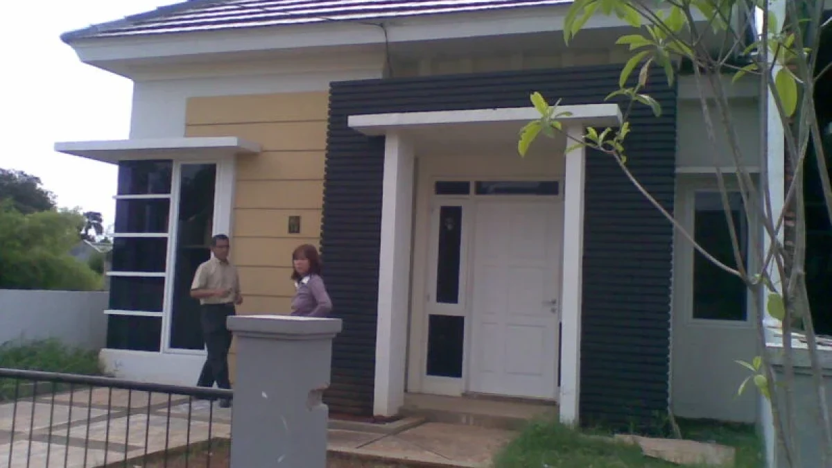 100 Gambar Rumah Minimalis 1 Lantai yang Menginspirasi, Warna Cat, Bentuk Muka, dan Selera (31-40) Eps Taman Depan Menghijau