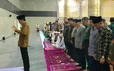 Jokowi Jadi Imam Sholat: Foto Yang Bikin Bangga
