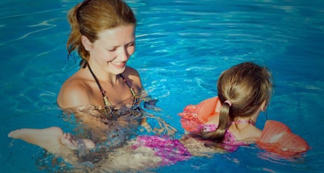 4 Keuntungan Mengajari Anak Berenang, Atasi Phobia Air dari Kecil