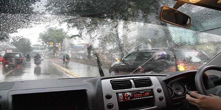 aman mengemudi saat hujan