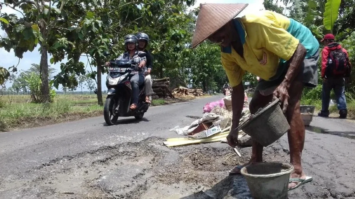 Mengenal Sadiyo Cipto Wiyono: Sosok Kakek Pemulung Penambal Jalan, Gayung Bersambut “Jeglongan Sewu”