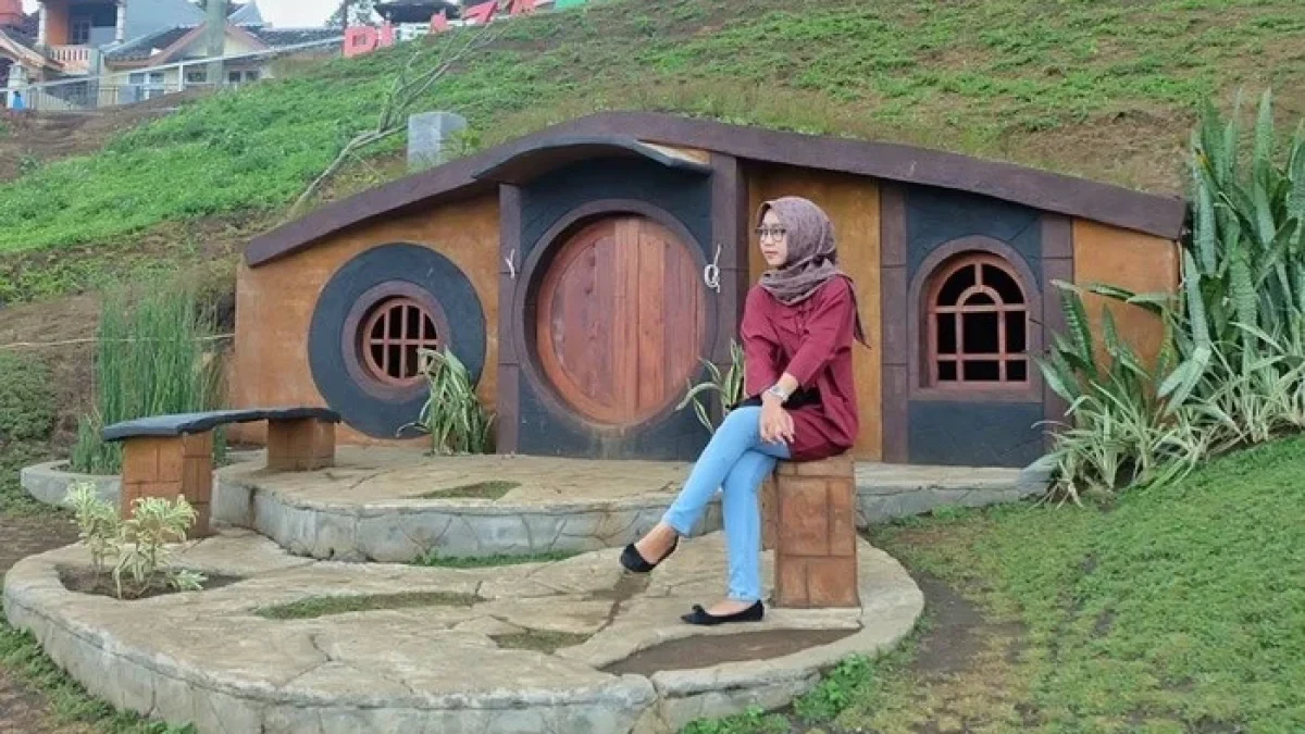 Keren, Baru dibuka Desember 2016, RUMAH HOBBIT Ini Ramai Diserbu Pengunjung, Dimanakah Itu?