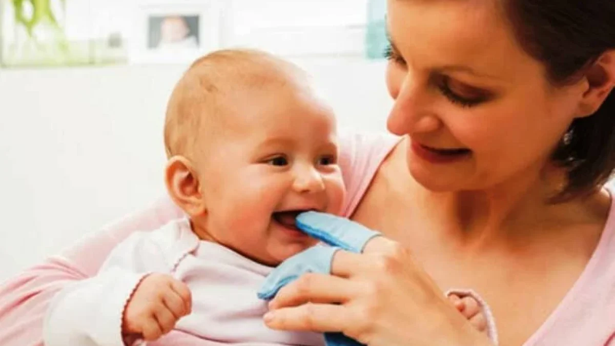 Tips Aman Membersihkan Mulut Bayi Untuk Mencegah Jamur
