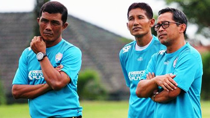 kabar arema fc aji santoso instruksikan bermain keras lawan Persib Bandung