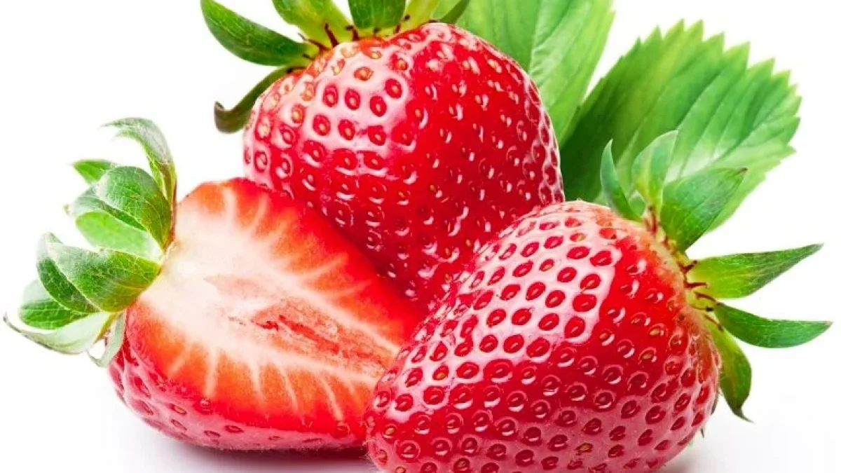 Buah Strawberry Mampu Membuat Bibir Merah Merona Secara Alami
