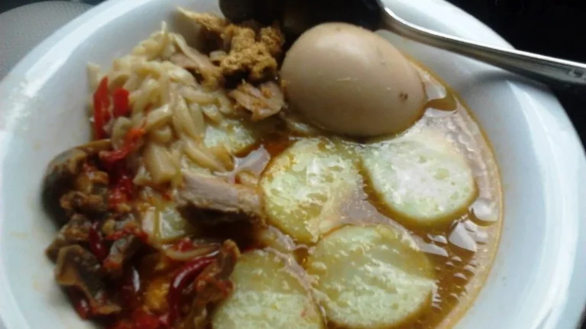 Lontong Opor Ayam Komplit Dengan Sambal Goreng Ati Ampela
