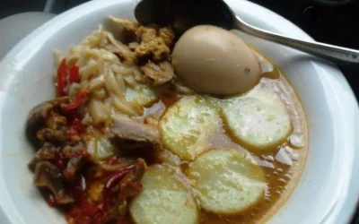 Lontong Opor Ayam Komplit Dengan Sambal Goreng Ati Ampela