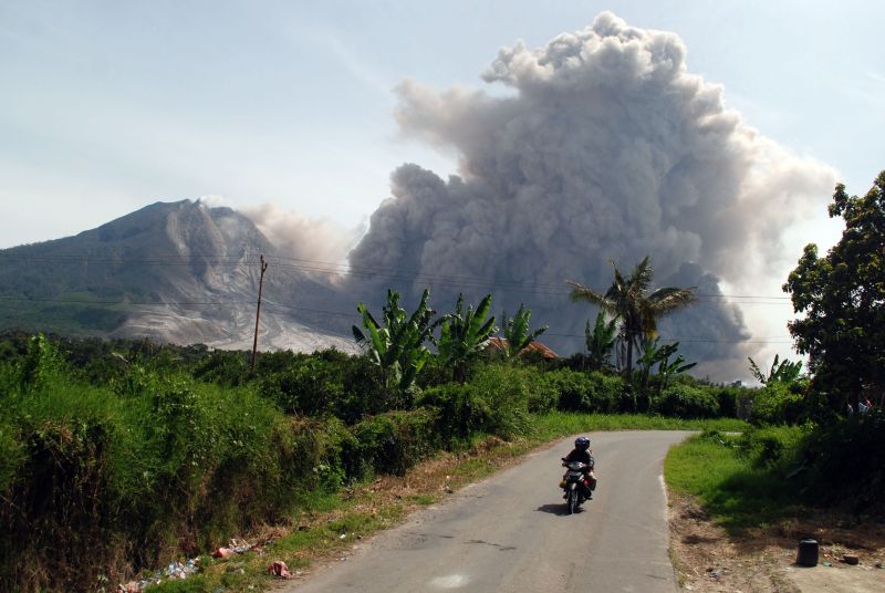 Berita Gunung Sinabung 20 Kali Erupsi Tanggap Darurat