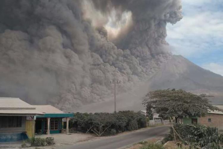 Berita Terkini Gunung Sinabung 20 Kali Erupsi Waspada