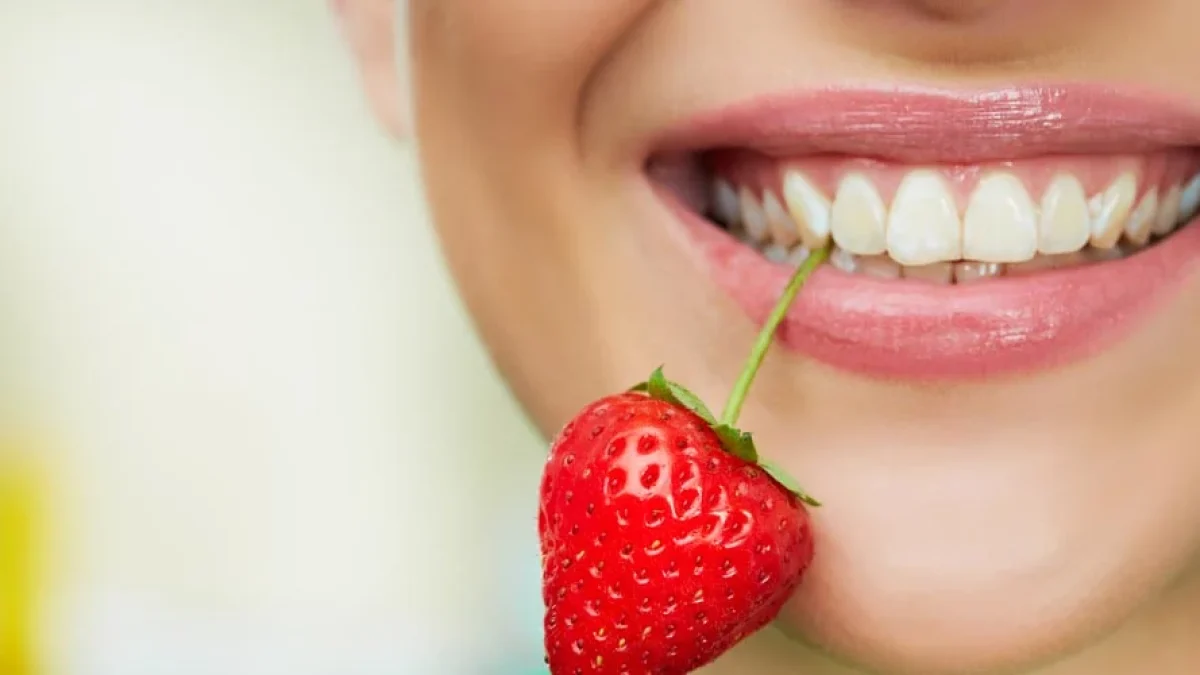 Cara Memerahkan Bibir Menggunakan Strawberry