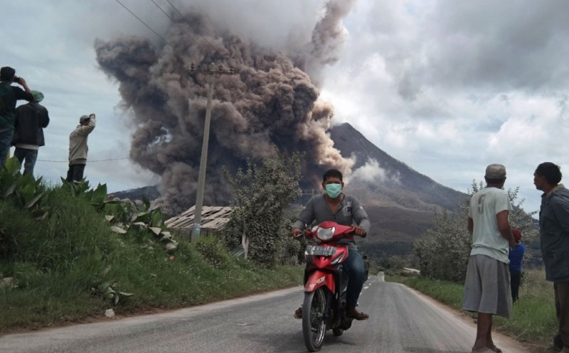 Gunung Sinabung 20 Kali Erupsi 2017