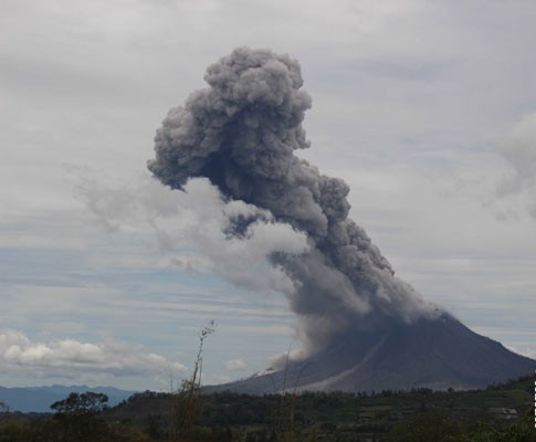 20 Foto Gunung Sinabung Erupsi Dahsyat, Lihat Gambarnya 