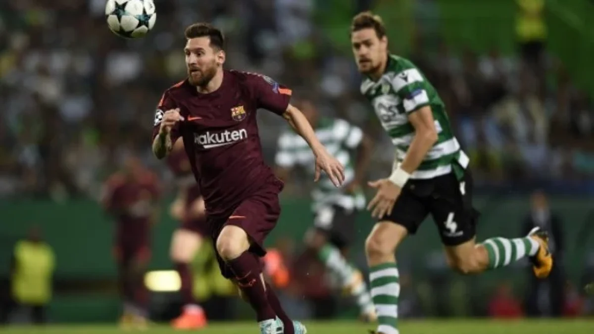 Fans Berat Lionel Messi Ini Rela Masuk Lapangan Demi Mencium Kaki Sang Mega Bintang