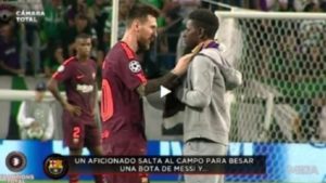 Seorang Pemuda yang Masuk Lapangan dan Mencium Kaki Lionel Messi
