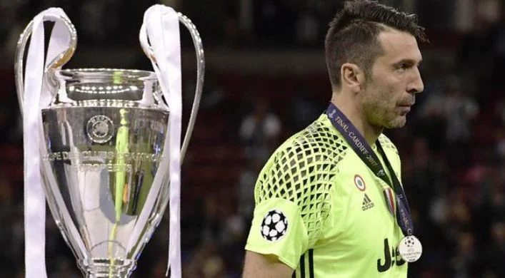 Juventus Paksa Kiper Terbarik FIFA 2017 Pensiun, KENAPA?