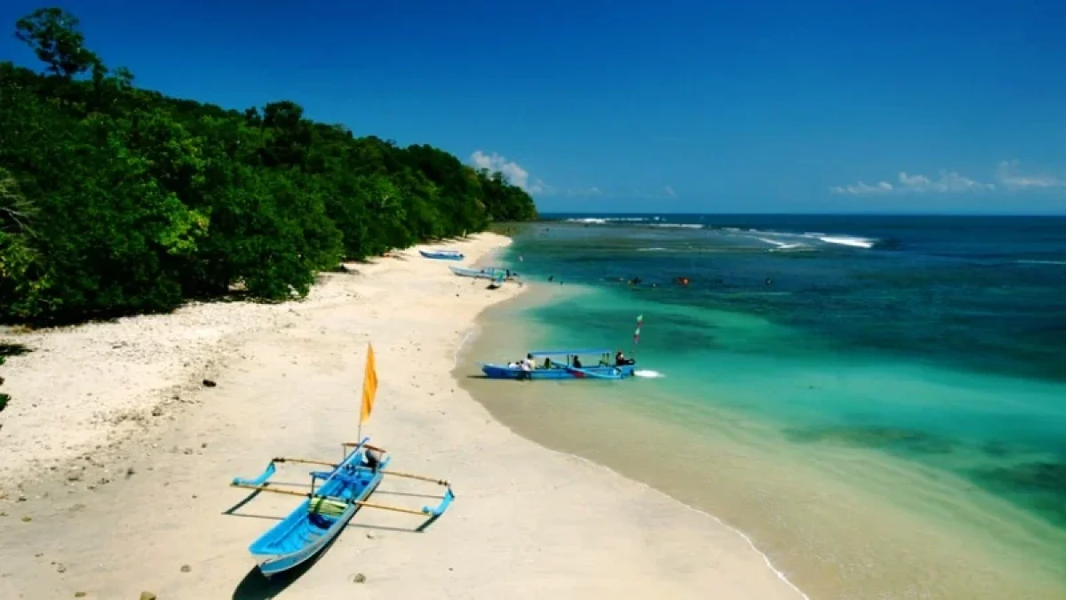 Puisi Tentang Alam Pantai Yang Semilir Indah Sekali