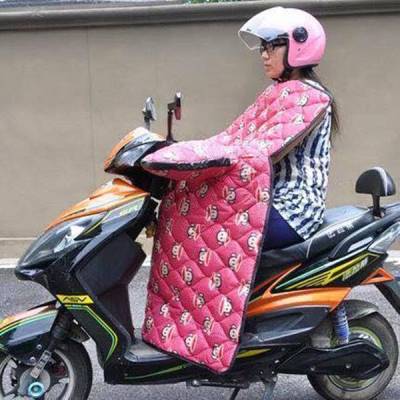 Aksi Lucu Cewek Menghindari Teriknya Matahari3
