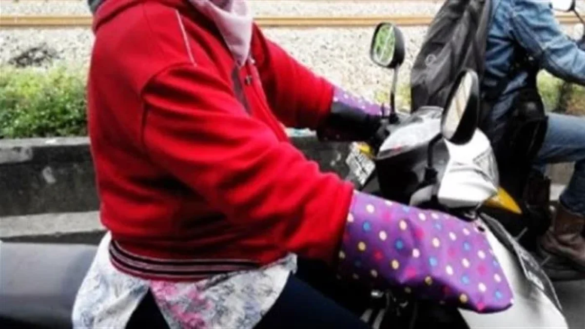 Aksi Lucu Cewek Menghindari Teriknya Matahari