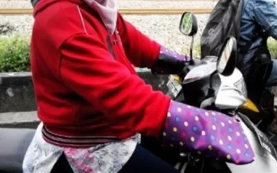 Aksi Lucu Cewek Menghindari Teriknya Matahari