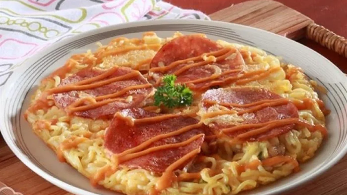 Cara Membuat Pizza Mie, Nikmat Disantap Saat Hujan
