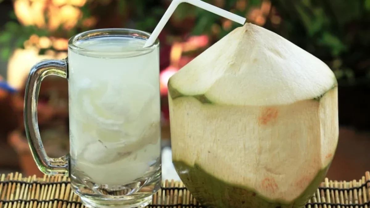 Manfaat Minum Air Kelapa di Pagi Hari: Menyehatkan atau Malah membuat Asam Lambung Naik?
