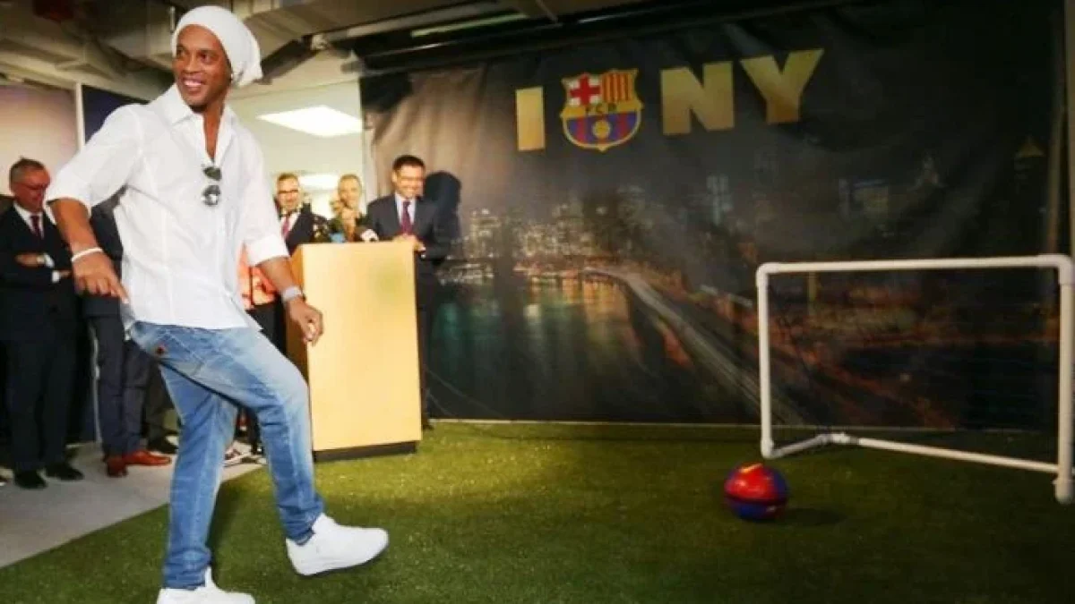Ronaldinho Pensiun dari Sepak Bola Profesional