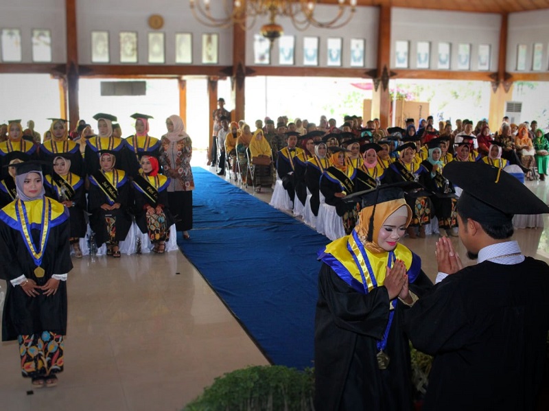 Wisudawan Akper Yappi Sragen Gelar Wisuda