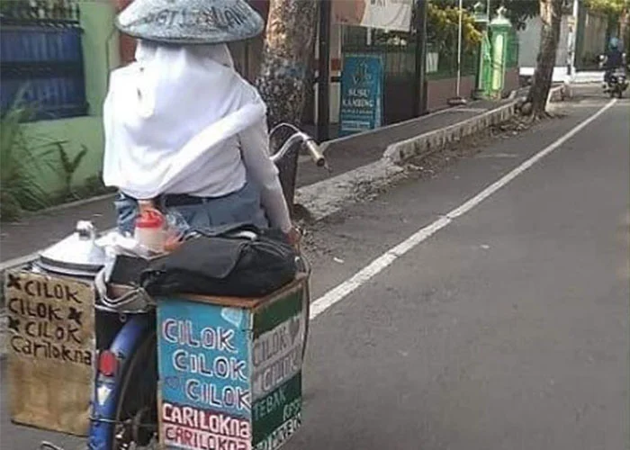 Ida Ayu, Siswi SMK Karanganyar Yang Berjualan Cilok Keliling Untuk Hidupi Sang Adik