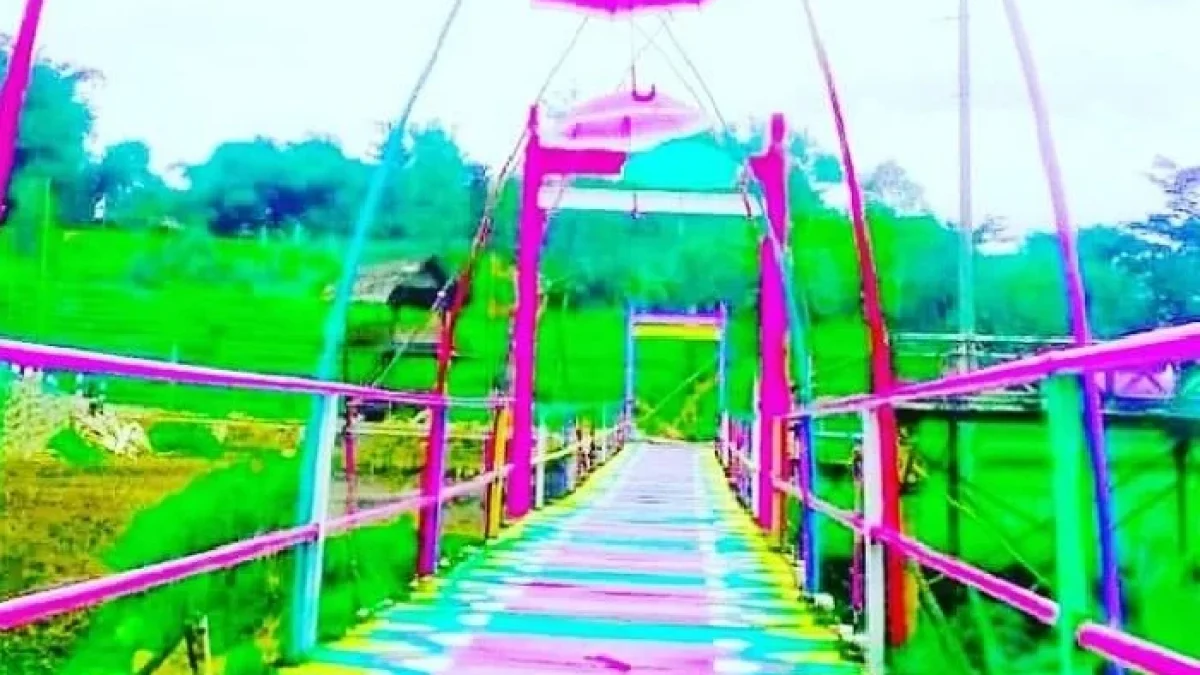 Wisata Jembatan Gantung Menjing Kayu Apak, Kretek Pelangi Yang Selalu Dihati