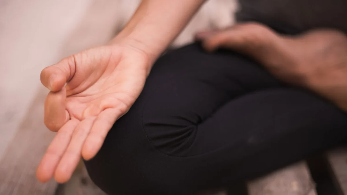 Meditasi Meredakan Stres secara Alami dengan 5 Teknik Efektif