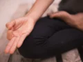 Meditasi Meredakan Stres secara Alami dengan 5 Teknik Efektif
