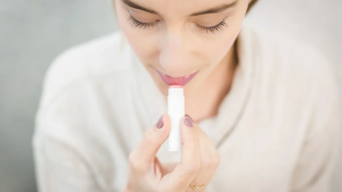 7 Tips Merawat Bibir Pecah-pecah Agar Kembali Lembap Alami